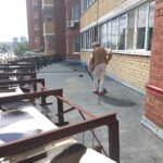 Уборка мусора с козырьков входных групп и крыши блоков нежилых помещений МКД по адресу улица Чернышевского 2А | 25 июня 2026 года Уборка мусора с козырьков входных групп и крыши блоков нежилых помещений МКД по адресу улица Чернышевского 2А | 25 июня 2026 года